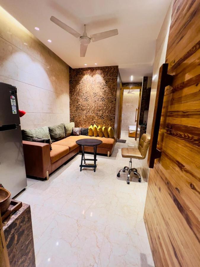 Divine Studios Rajouri Garden Нью-Дели Экстерьер фото